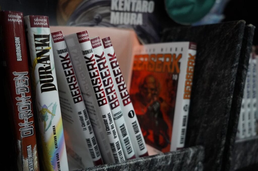 Bibliothèque avec mangas Berserk